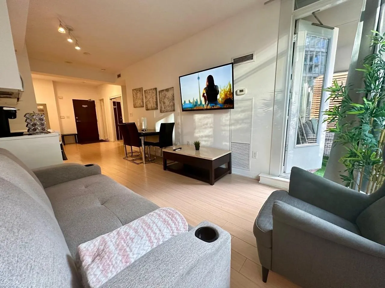 Cozy 1Bdrm With Bunk Bed Plus Sofabed With Terrace & Parking トロント